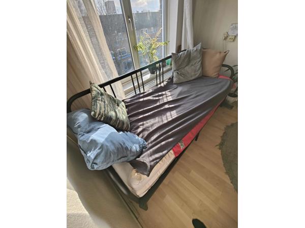 Bed uitschuifbaar tot 2 pers. bed / bedbank