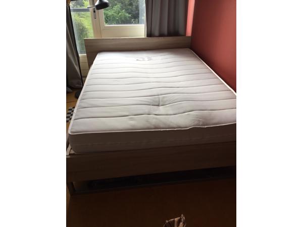 Ikea bed, tweepersoons, inclusief lattenbodem en matras