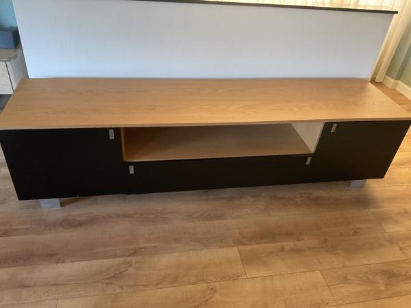 TV kast met veel bergruimte.