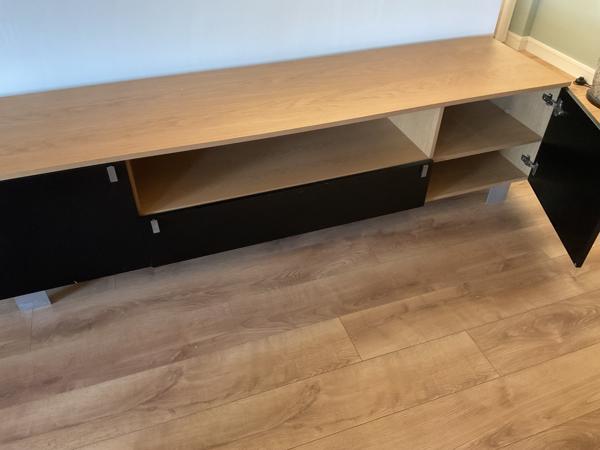 TV kast met veel bergruimte.