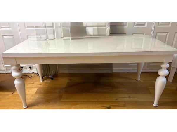 Nette salon tafel en eettafel met 6 bijpassende luxe stoelen