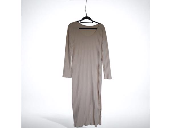 Stretchy beige jurk met split XXL