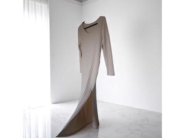 Stretchy beige jurk met split XXL