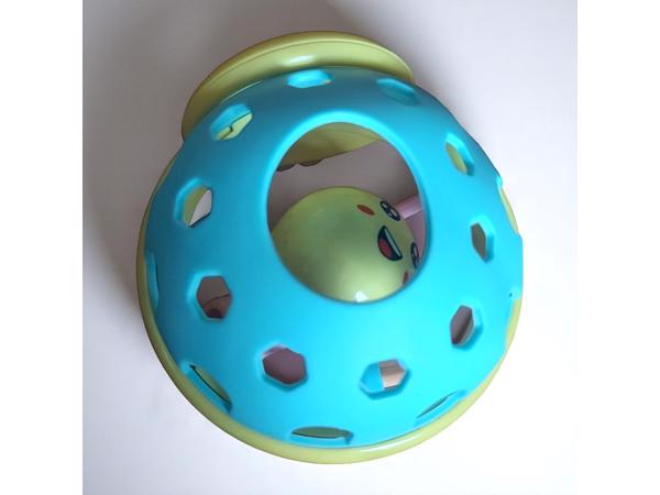 Grijp speel rammelaar blauw geel blije bij