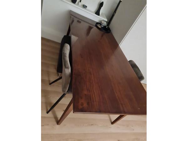 Mooie grote houten tafel