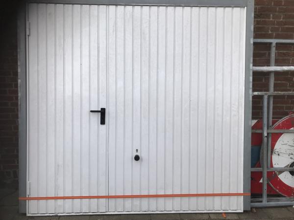 Garage deur 2,355x2,180mm zonder sleutel.