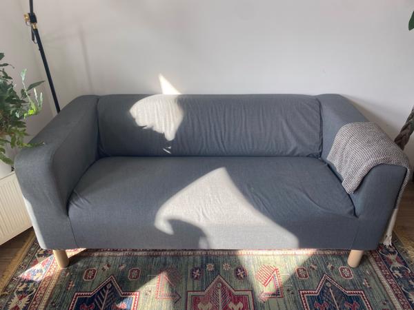 Klippan tweezitsbank met grijze hoes