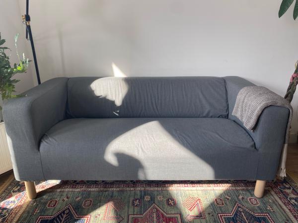 Klippan tweezitsbank met grijze hoes