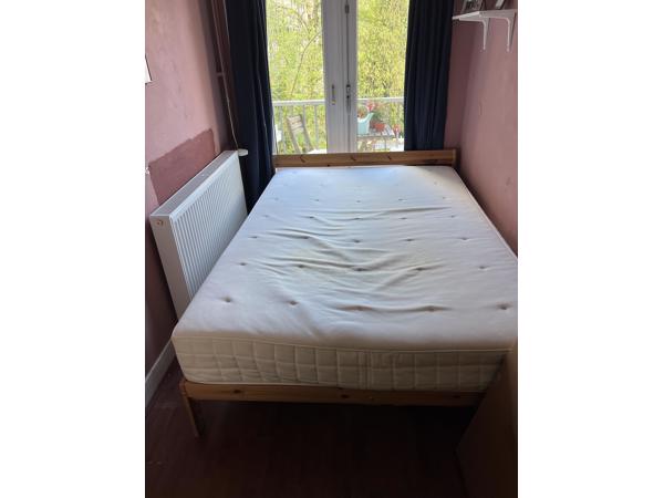 Mooi werkend Ikea bed, lattenbodem en optioneel matras