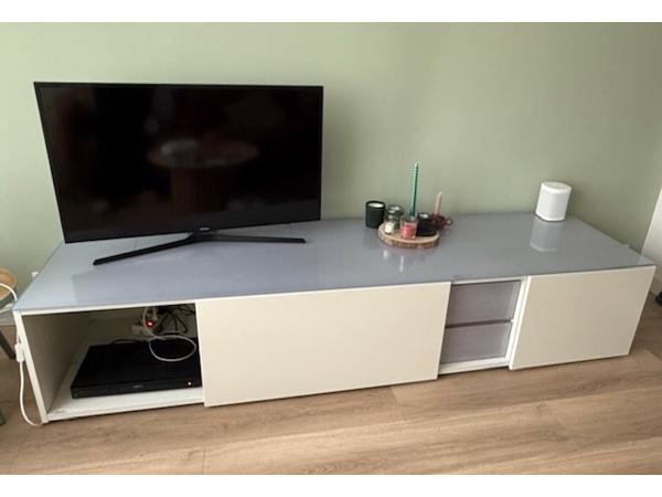 TV-kast 226 (afhalen, zelf tillen &demonteren 3e etageWeesp)