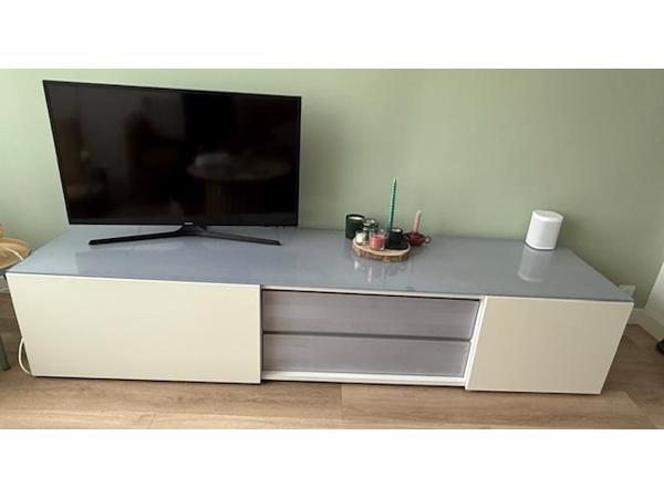 TV-kast 226 (afhalen, zelf tillen &demonteren 3e etageWeesp)