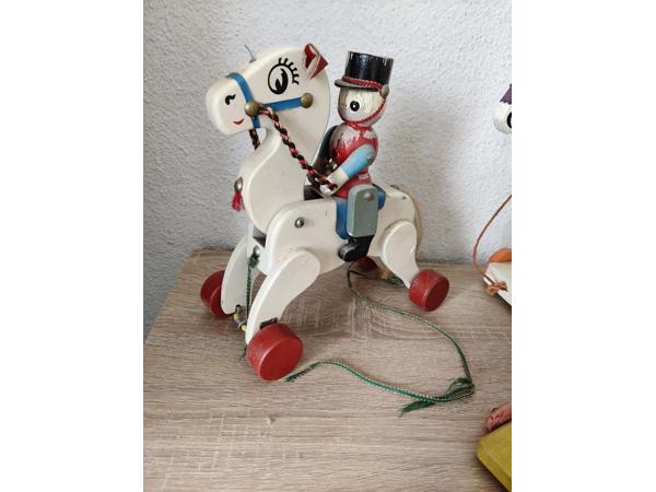 verzameling oude speelgoed paardjes