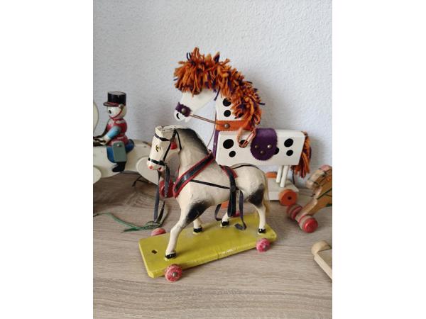 verzameling oude speelgoed paardjes