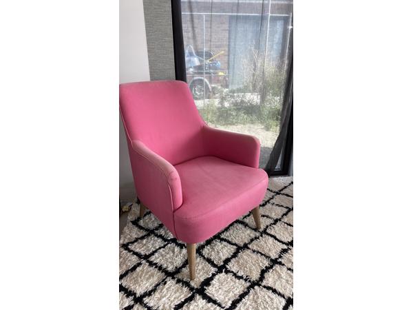 2 roze fauteuils verkleurd
