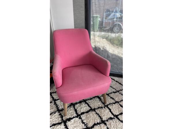 2 roze fauteuils verkleurd