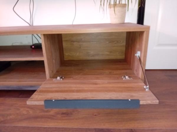 Nette TV kast houtlook