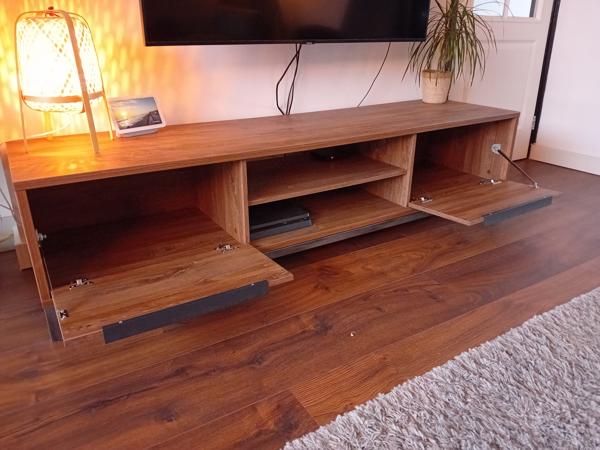 Nette TV kast houtlook