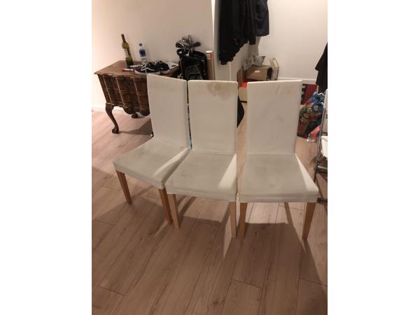 Vijf witte Ikea stoelen