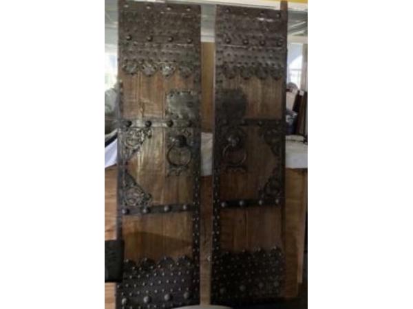 Antieke deuren met metalen ornementen