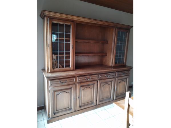 Eettafel met 6 stoelen.  Opbergrek CD's/Video's....