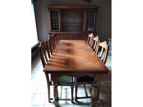 Eettafel met 6 stoelen.  Opbergrek CD's/Video's....