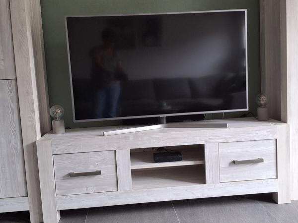 2 mooie wandkasten en tv meubel. Alleen af te halen op zaterdag 19 of zondag 20 juli.