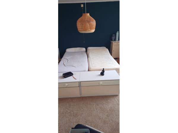 Twee boxspring eenpersoonsbedden 90x200 evt met ombouw