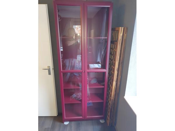 Bordeaux rode vitrinekast Billy.