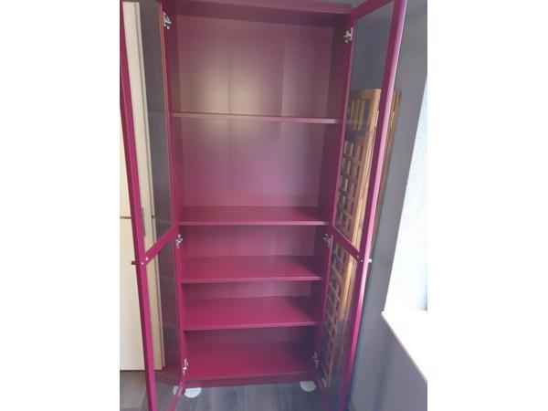 Bordeaux rode vitrinekast Billy.