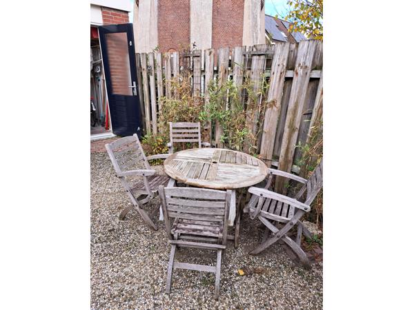 Tuinset van 6 houten stoelen.