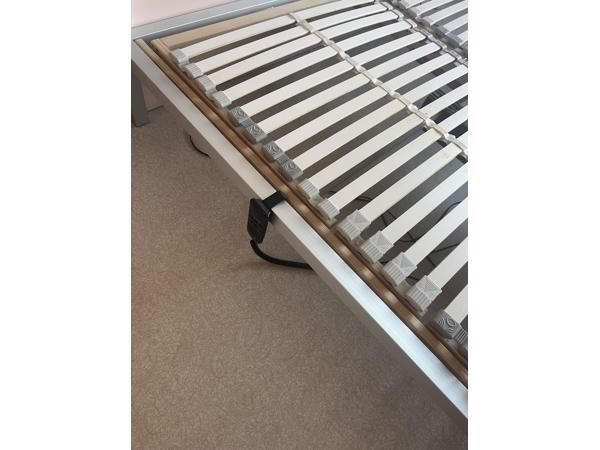 2 elektrisch verstelbare lattenbodems en 2 matrassen