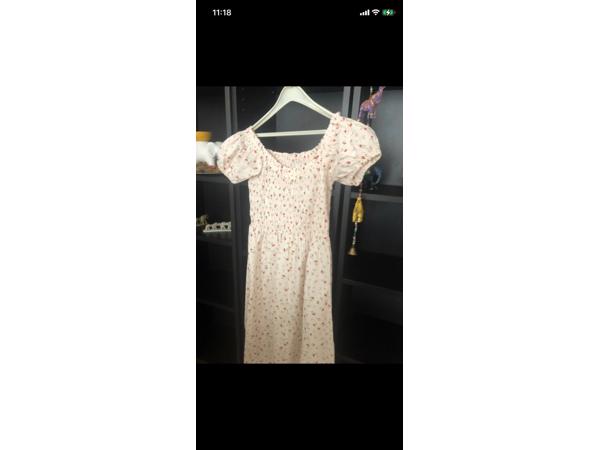 Bloemen lange zomerse lange jurk met gepofte mouwen