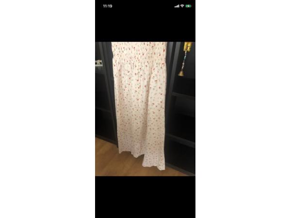 Bloemen lange zomerse lange jurk met gepofte mouwen