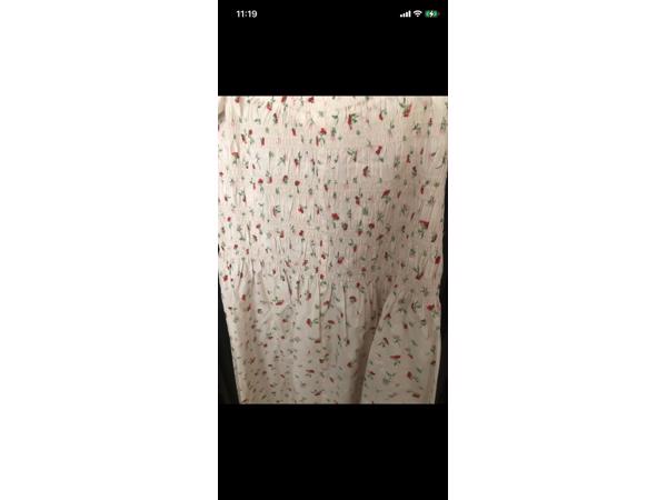 Bloemen lange zomerse lange jurk met gepofte mouwen