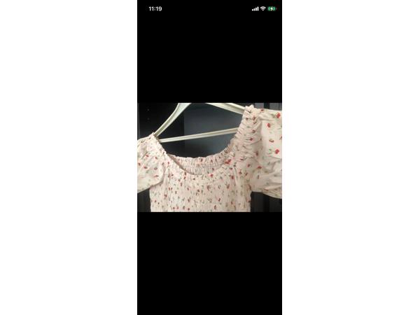 Bloemen lange zomerse lange jurk met gepofte mouwen