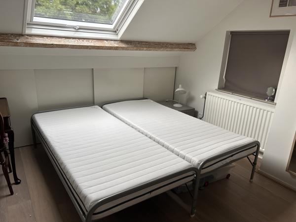 2 (onderschuif-, logeer-) bedden met bijbehorende matrassen