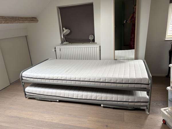 2 (onderschuif-, logeer-) bedden met bijbehorende matrassen