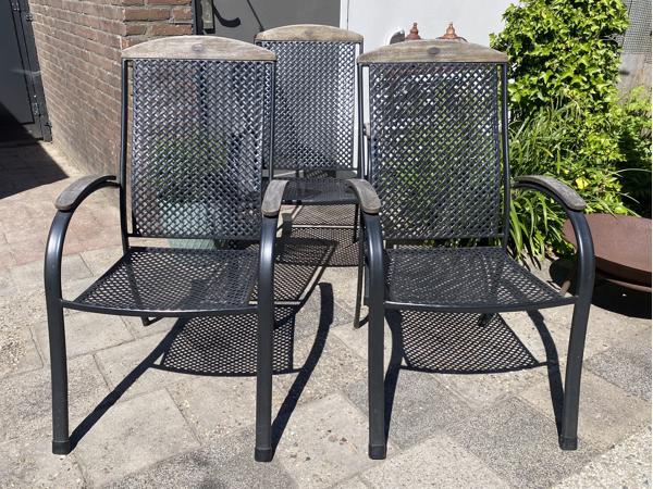 Drie heerlijk zittende tuinstoelen