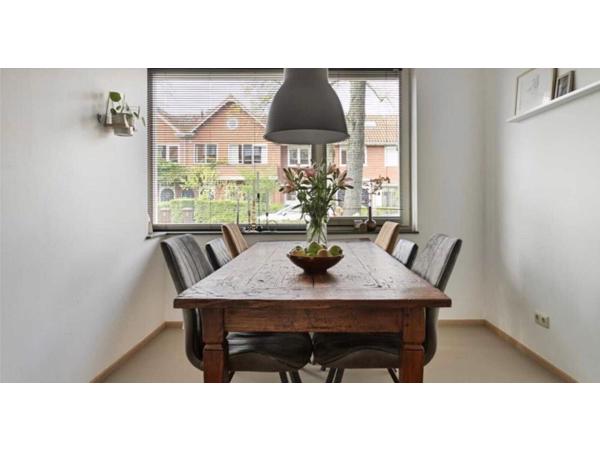 Mooie robuuste eettafel 6-8 personen