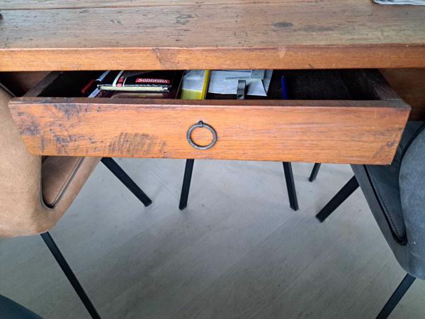 Mooie robuuste eettafel 6-8 personen