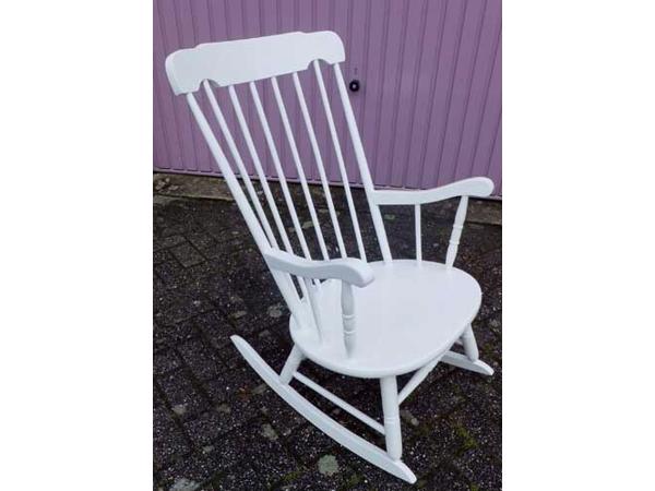 Witte, houten schommelstoel
