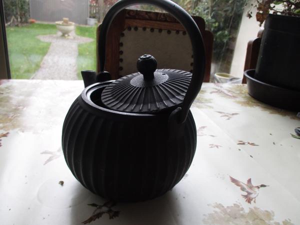 Mooi theepotje in gietijzer