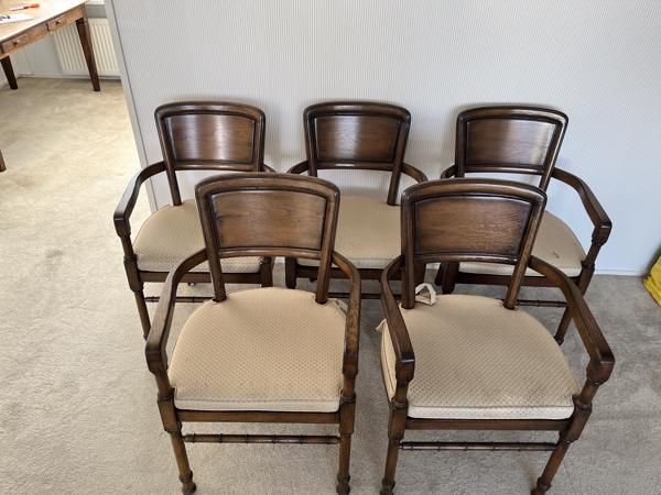 Vijf (5) antieke houten stoelen met kussens
