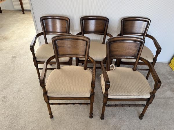 Vijf (5) antieke houten stoelen met kussens