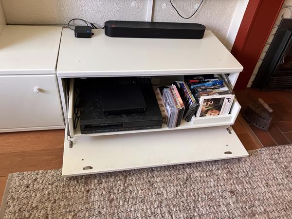 Tv meubel wit, paar kleine krasjes verder in goede staat