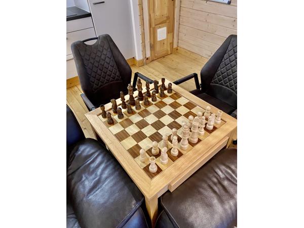 Als Nieuwe Schaak Bijzettafel met twee Leren Stoelen