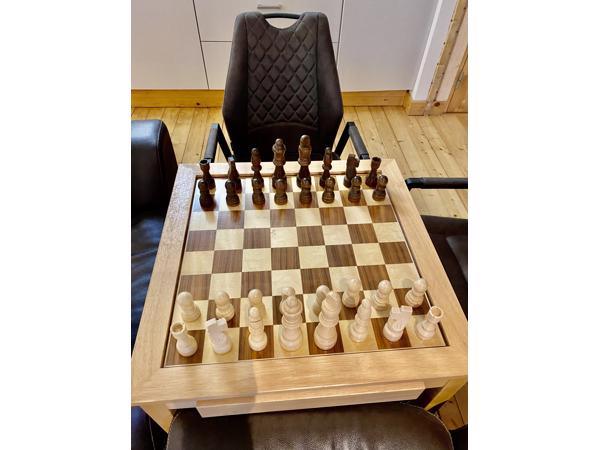 Als Nieuwe Schaak Bijzettafel met twee Leren Stoelen