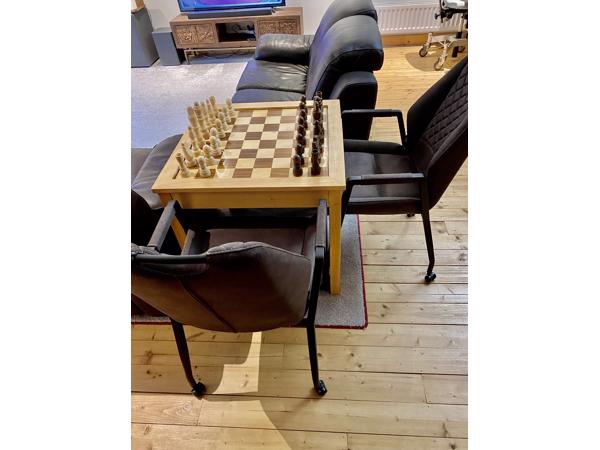 Als Nieuwe Schaak Bijzettafel met twee Leren Stoelen