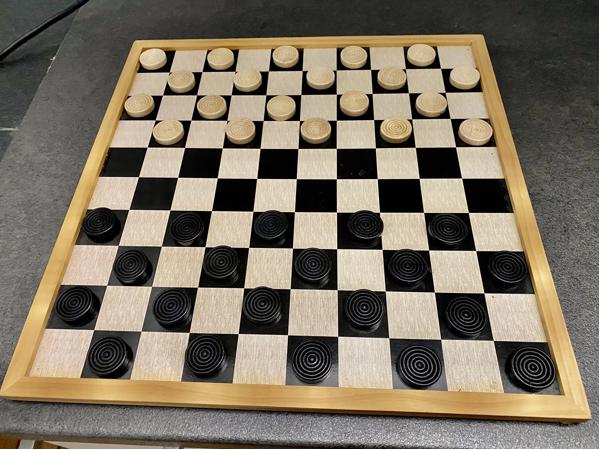 Als Nieuwe Schaak Bijzettafel met twee Leren Stoelen