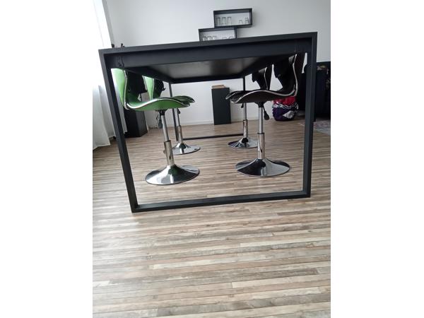 Eettafel vierkante poten